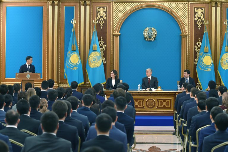 Глава государства встретился с членами Президентского молодежного кадрового резерва