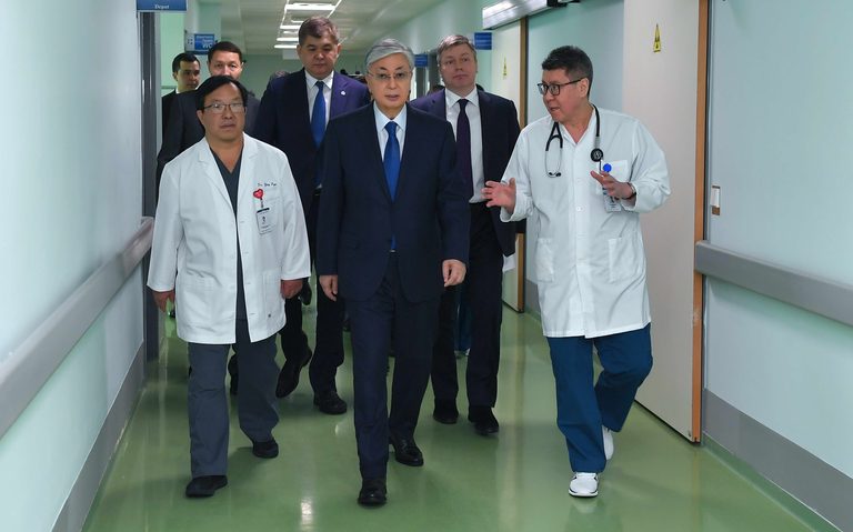 Глава государства посетил АО «Национальный научный кардиохирургический центр»