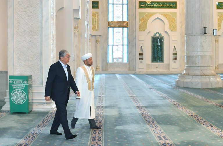 Глава государства посетил мечеть «Хазрет Султан»