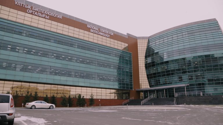 Глава государства поздравил сотрудников медицинских научных центров