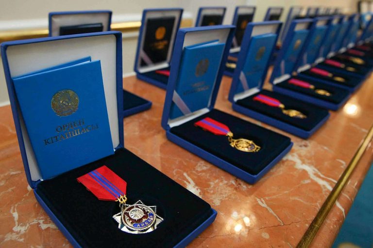 Глава государства наградил военнослужащих и сотрудников правоохранительных органов государственными наградами