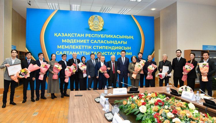 Ерлан Карин принял участие в торжественной церемонии вручения государственной стипендии в области культуры 2022 года