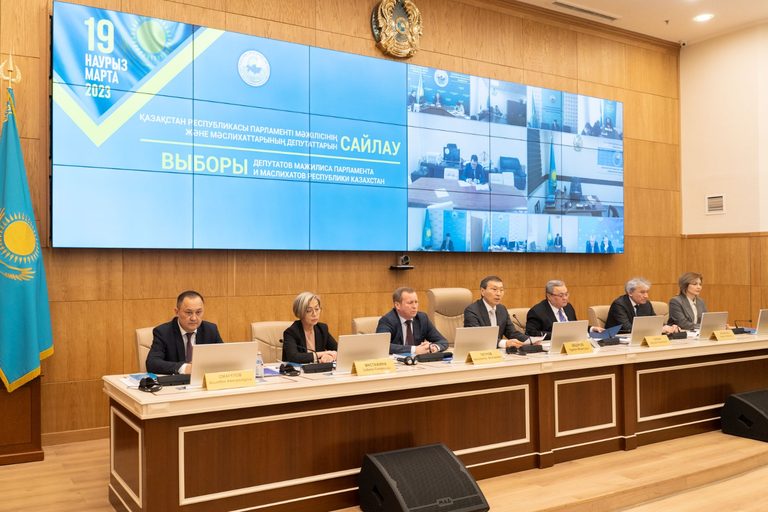 Центризбирком рассмотрел вопросы аккредитации международных наблюдателей и регистрации партийных списков