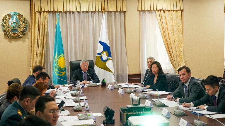 На Совете ЕЭК отложили ввод электронных паспортов на самоходы и кнопки SOS на автотранспорт