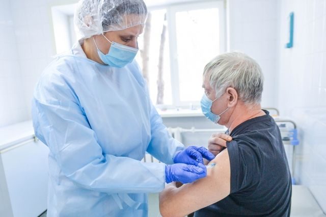 Более 121 тысячи человек старше 60 лет получили вакцину от COVID-19