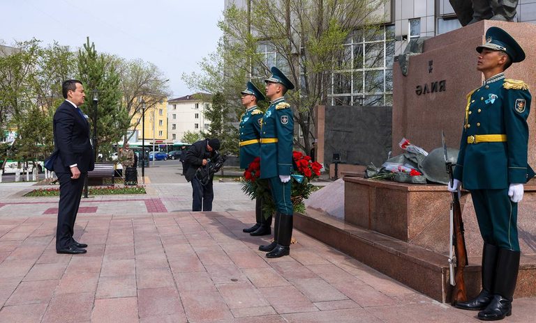 Премьер-Министр РК возложил цветы к памятнику Алие Молдагуловой и поздравил казахстанцев с Днем Победы