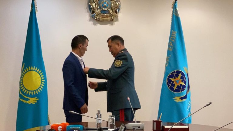 В МЧС наградили гражданина, спасшего ребенка от падения из окна