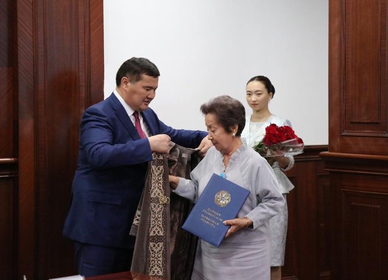 Аким Кызылординской области поздравил заслуженного педагога Алиму Абдыкаликову с юбилеем