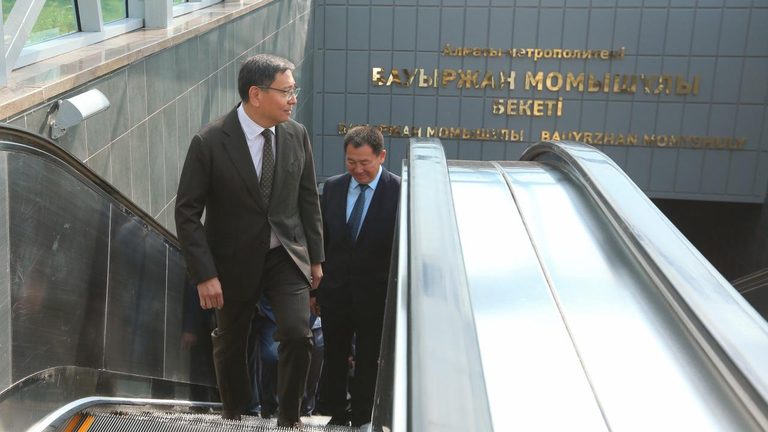 Аким Алматы принял участие в открытии новых станций метро