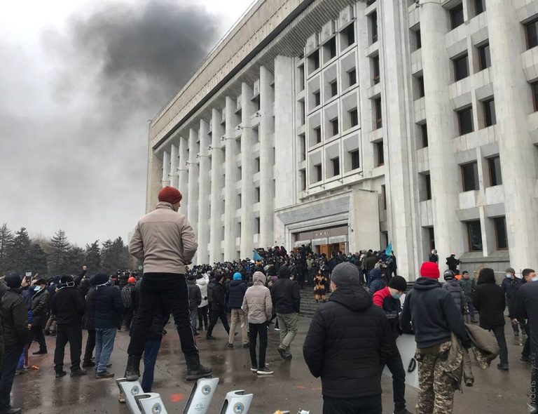 Порядка полутора тысяч зданий подверглись нападениям в Алматы — МВД РК