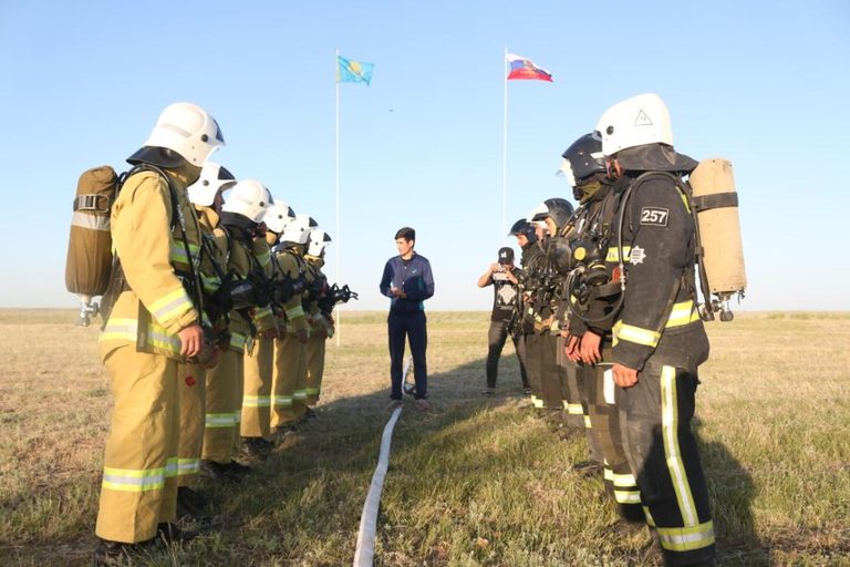 Казахстанские и российские спасатели проводят совместное учение по тушению пожара на приграничной территории