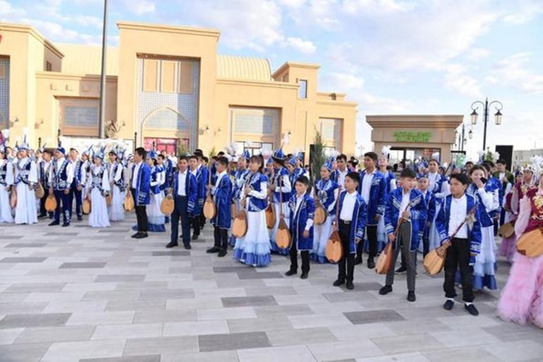 В Туркестане 1500 школьников одновременно исполнили кюй