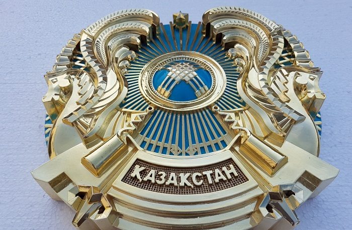 Воспитанники военно-патриотического движения «Жас сарбаз» встретились с автором Государственного Герба
