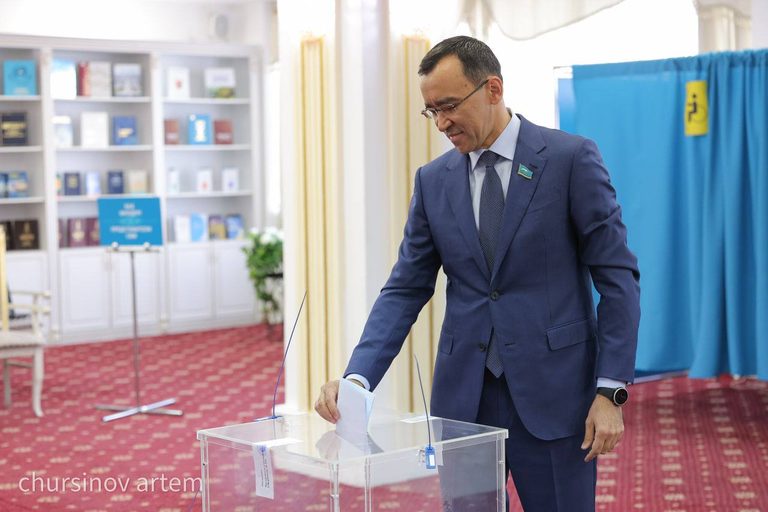 Спикер сената проголосовал на референдуме в Казахстане