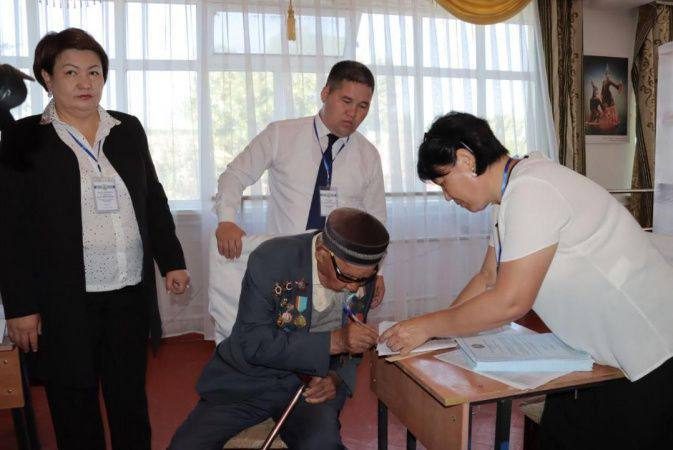 В Кызылорде первым на избирательный участок референдума прибыл 101-летний ветеран ВОВ