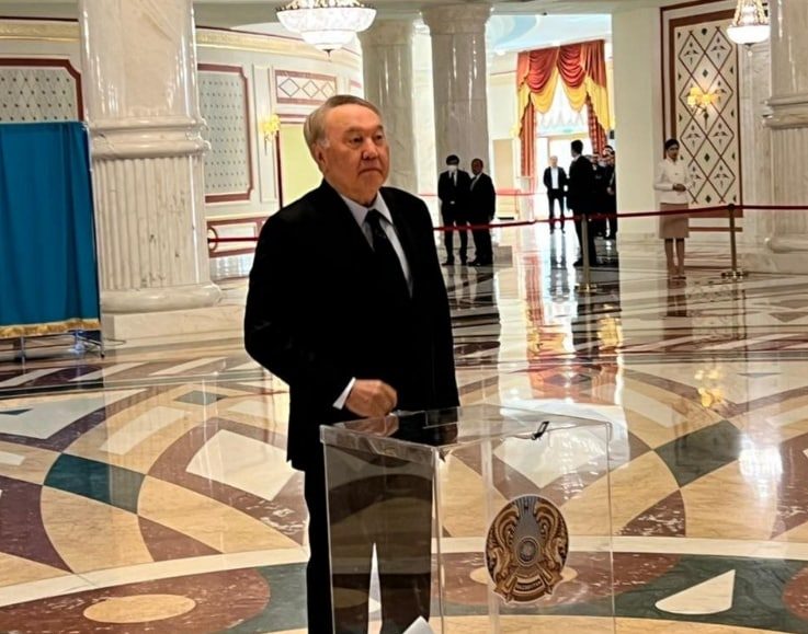 Первый президент РК Нурсултан Назарбаев проголосовал на участке для голосования