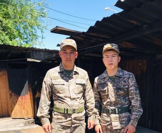 В Алматы военнослужащие спасли из огня пожилого мужчину