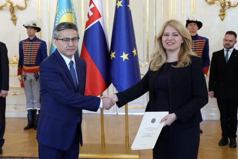 Посол Казахстана вручил верительные грамоты Президенту Cловакии