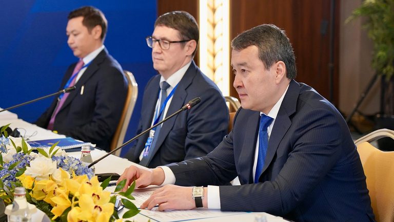 Алихан Смаилов провел встречи с руководителями J.P. Morgan и TotalEnergies