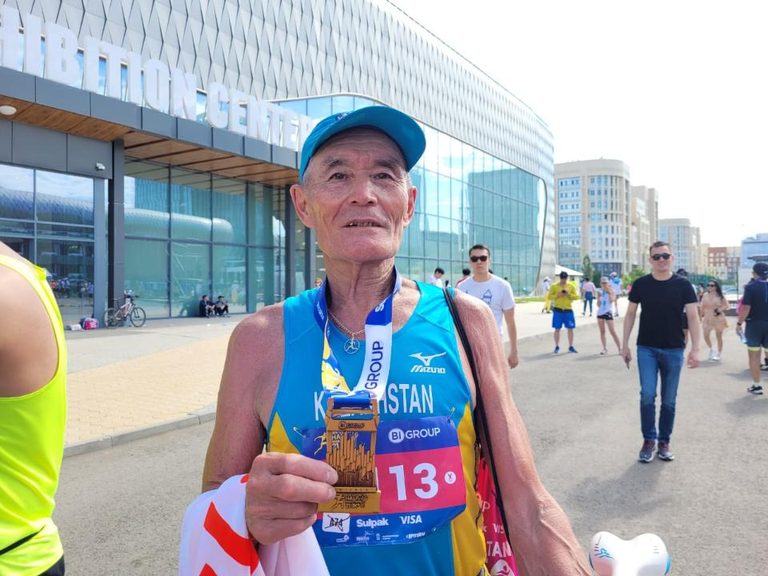 Возраст не помеха: 75-летний астанчанин пробежал марафон на самой длинной дистанции - 21 км