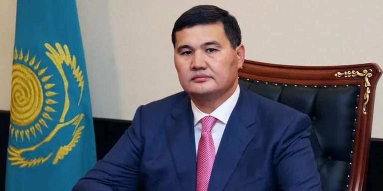 "Сбежавший" от СМИ аким Кызылординской области рассказал о своих дорогих часах
