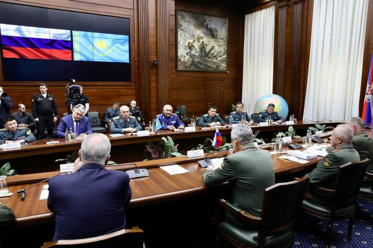 Министры обороны Казахстана и России обсудили вопросы двустороннего сотрудничества