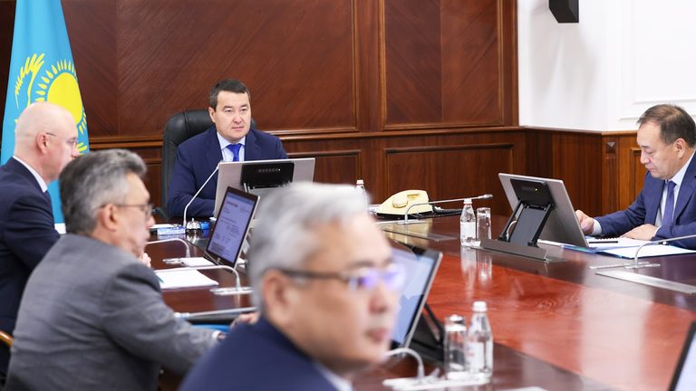 Широко обсудить с общественностью, экспертами и журналистами новый Закон о СМИ поручил Алихан Смаилов