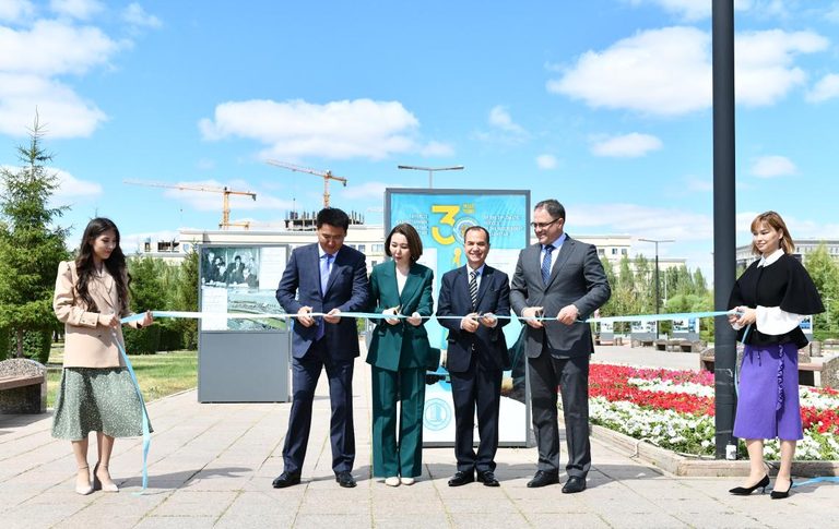 На площади возле Байтерека  открылась фотовыставка, посвящённая 30-летию дипслужбы Казахстана