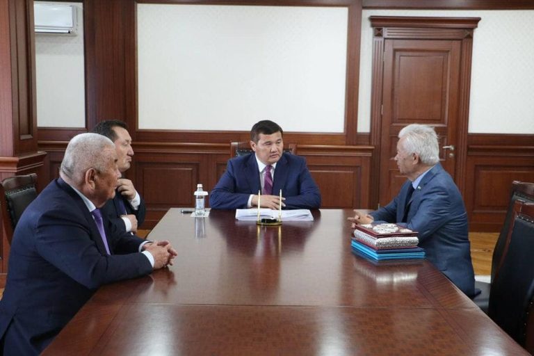 Ветеран журналистики, заслуженный деятель культуры Ержан Уайс отмечает 70-летие