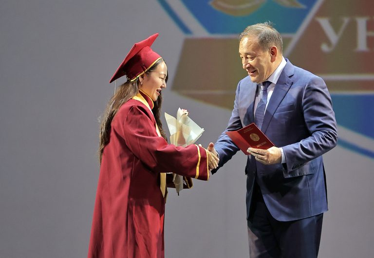 В Нур-Султане состоялась торжественная церемония вручения дипломов выпускникам Медицинского университета Астана