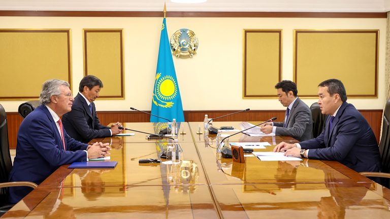 Казахстан интересует перевод угольных станций на газ, развитие нефтегазохимии и водородной энергетики — Алихан Смаилов