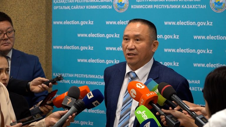 Кандидат в президенты РК Нурлан Ауесбаев сдал экзамен по казахскому языку