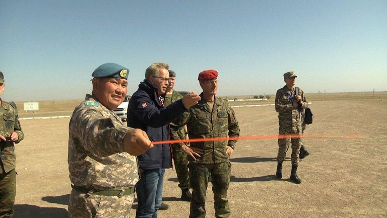 Инспекционная группа посещает военные объекты Казахстана
