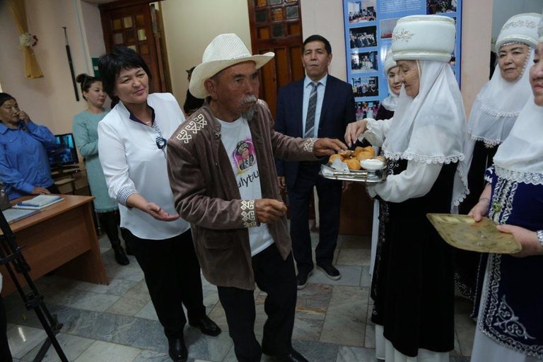 72-летнему марафонцу, преодолевшему за полгода 8 тыс. километров, вручили ключи от 2-комнатной квартиры