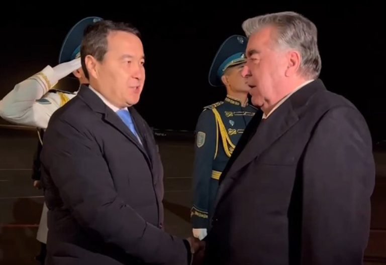 Президент Таджикистана прибыл в Казахстан