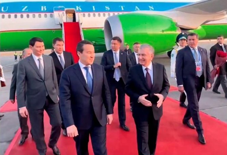 Президента Узбекистана в аэропорту Астаны встретил Премьер-министр РК