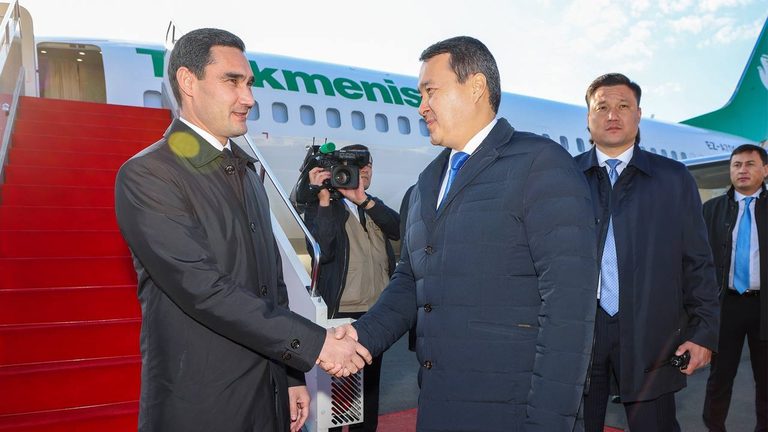 Президент Туркменистана прибыл с первым государственным визитом в Казахстан