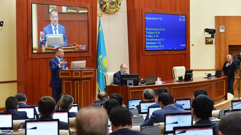 К. Ускенбаев отчитался перед депутатами Мажилиса о развитии автодорожной отрасли