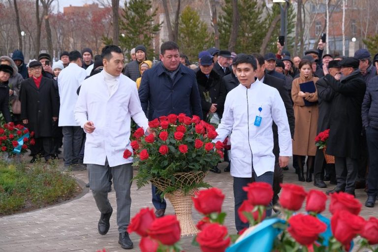 В Астане открыт памятник академику и великому врачу Нурлану Батпенову