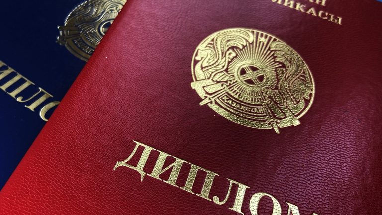 Казахстанцы будут получать документы об окончании школы или колледжа как в цифровом, так и в бумажном вариантах