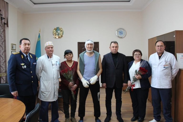 Юрий Ильин вручил орден «Айбын» ІІІ степени Аяну Кемпирову, присвоенный ему Указом Президента Республики Казахстан
