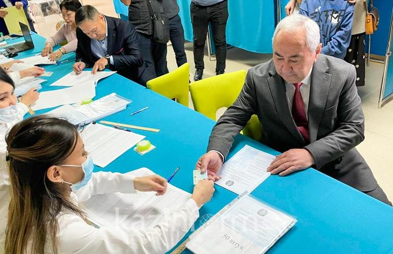 Кандидат в Президенты РК Жигули Дайрабаев проголосовал на выборах