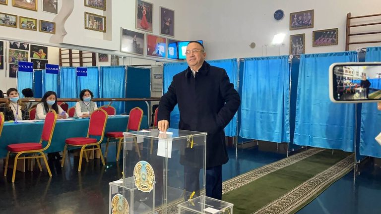 Кандидат в Президенты РК Нурлан Ауесбаев проголосовал на выборах