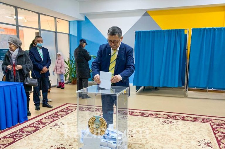 Кандидат в Президенты РК Мейрам Кажыкен проголосовал на выборах