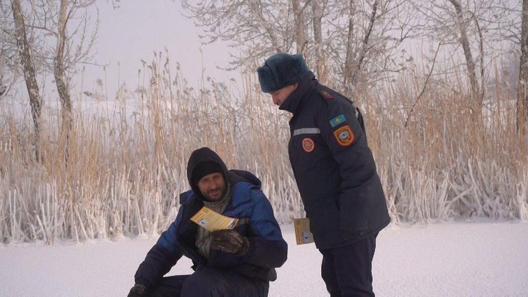 Спасатели проводят рейды на водоемах в местах зимней рыбалки