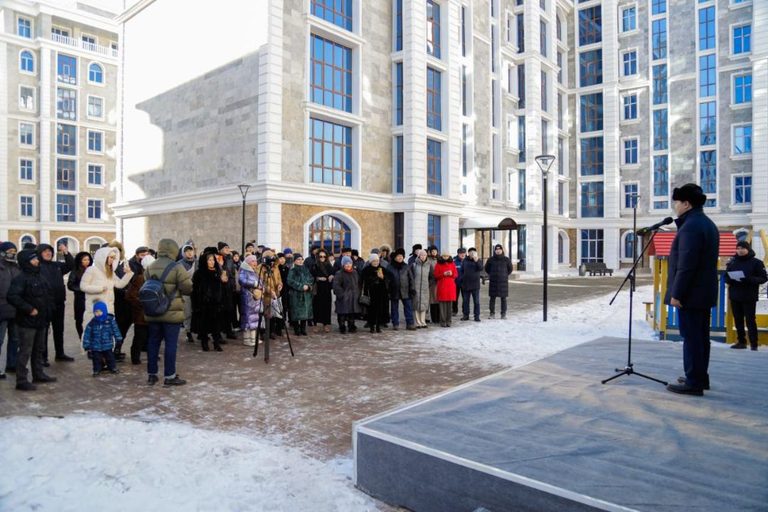 Свыше 300 семей-дольщиков получили ключи от квартир в Астане