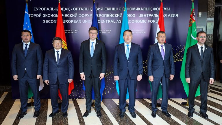 Казахстан планирует сократить срок прохождения транзита из Китая в Европу через свою территорию до 5 дней — Алихан Смаилов