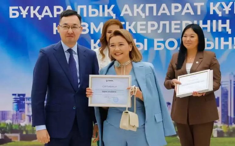 От имени Президента работникам государственных СМИ вручены сертификаты на квартиры